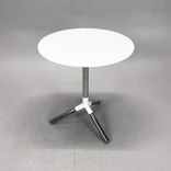 Begagnat soffbord Obi från Materia. Rund skiva i vitt glas och kromat underrede. Mått: Diameter 47 cm och höjd 51 cm. 