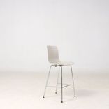 Begagnad ljusbeige barstol HAL RE från Vitra. Mått: Sitthöjd: 66 cm , Höjd: 101 cm , Sittbredd: 47 cm, Sittdjup: 39 cm. 