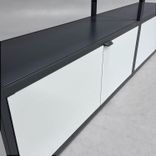 Begagnad öppen förvaring New Order från Hay. I mörkgrå stomme och ljusgrå dörrar. Mått: Bredd: 200 cm, Djup: 34 cm, Höjd: 80 cm. 