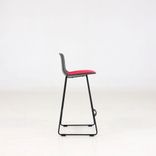 Begagnad barstol Lottus från Enea i svart med röd sits. Mått: Sitthöjd 66 cm och total höjd 88 cm. 
