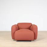 Begagnad fåtölj Swell från Normann Copenhagen, rostfärgad. Mått: Höjd: 67 cm, Sitthöjd: 40 cm, Sittbredd: 50 cm, Ryggbredd: 64 cm, Sittdjup: 62 cm. 