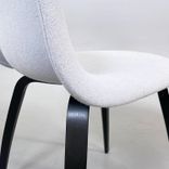 Begagnad konferensstol från Gubi Modell 3D Dining chair. I ljusgrå färg med svarta ben. Mått: bredd 51 cm, djup 50 cm, total höjd 82 cm och sitthöjd 48 cm. 