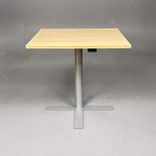Begagnat höj- och sänkbart bord Ceasar från EKV i ask med silverfärgat stativ. Mått: bredd 70 cm, djup 60 cm, höjd 66 cm - 106 cm. 