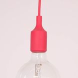 Begagnad taklampa E27 från Muuto i rött silikon. Mått: Höjd: 23 cm, Diameter: 12,5 cm, Längd sladd: 400 cm. 