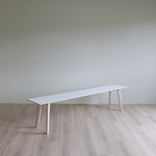 Begagnad sittbänk CPH DEUX 215 i vit färg från HAY. Mått: Mått: Längd: 200 cm Bredd: 35 cm Höjd: 45 cm. 