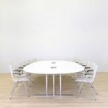 Begagnat ovalt konferensbord i vitt med kromade ben. Mått: höjd: 73 cm, bredd: 400 cm och djup: 200 cm. 