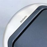 Begagnad papperskorg Touch Bin 60l från Brabantia. Färg svart med yta i borstad aluminium. Mått: Diameter 40 cm, Höjd 70,5 cm. 
