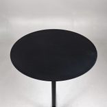 Begagnat barbord Neu från HAY i svart med rund bordsskiva och pelarunderrede. Mått: Diameter 60 cm och höjd 95 cm.