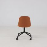 Begagnad stol med hjul Harbour Side Dining Chair från Audo Copenhagen i Ljusbrunt med svart stativ. Mått: Höjd: 80 cm, Längd: 50 cm, Bredd: 42 cm, Sitthöjd: 43 cm. 