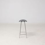 Begagnad barstol Cornflake från Offecct i mörkblått. Mått: Bredd 43 cm, djup 33 cm, höjd 68 cm. 