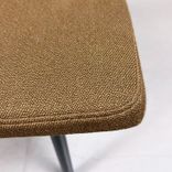 Begagnad soffa Font från Offecct i brunt tyg med svarta ben. Mått: Bredd 180 cm, djup 62,5 cm, höjd 75,5 cm, sitthöjd 46 cm. 