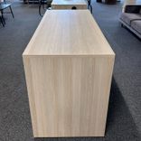 Begagnat projektbord i ljus ek med powerdot. Mått: bredd 180 cm, djup 70 cm och höjd 90 cm. 
