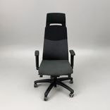 Begagnad kontorsstol Volmar från IKEA i svart och mörkgrått med justerbara armstöd, nackstöd, låsbar gunga. Mått: sitthöjd på 40–54 cm. 