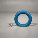 Begagnad klädhängare från HAY, modell Gym Hooks. Rund och ihålig i formen. I turkos färg. Mått Diameter 12,5 cm. 