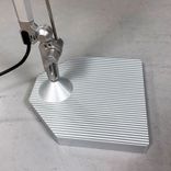 Begagnad skrivbordslampa Lucy från Erco i silverfärg. Mått: Bredd 73 cm, Höjd 67 cm. 