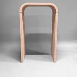 Begagnad rosa golvskärm, modell Arc från Zilenzio. Valvformad. Mått bredd 150 cm, höjd 223.5 cm och djup 60 cm. Perfekt för ljudabsorption i öppna kontorslandskap eller privata rum.