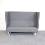 Begagnad soffa med hög rygg Box från Brizley klädd i grått tyg. Mått: Bredd: 195 cm Djup: 73 cm Höjd: 140 cm Sitthöjd: 45 cm. 