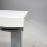 Begagnat sidobord från SA Möbler med modellnamnet Snitsa i vit färg med silverstativ. Måtten är bredd på 200 centimeter, djup på 45 centimeter och höjd på 72 centimeter. Perfekt för kontorsmiljöer.