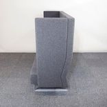 Begagnad soffa med hög rygg Box från Brizley klädd i grått tyg. Mått: Bredd: 195 cm Djup: 73 cm Höjd: 140 cm Sitthöjd: 45 cm. 