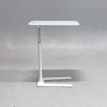 Begagnat laptopbord Tool från Offecct, med ljusgrå bordsskiva. Mått: justerbar höjd mellan 55 till 72 cm. 