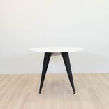 Begagnat runt konferensbordet Attach från Lammhults i vitt med svarta ben. Måtten bredd: 120 cm och höjd: 90,5 cm. 