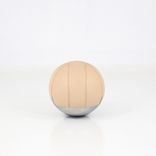 Begagnad balansboll Boullée från Materia med beige klädsel, kromad underdel. Mått:  diameter 52 cm. 