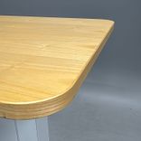 Begagnat barbord Cap från Karl Andersson & Söner. Avlång skiva i björk med räfflade pelarben i grått. Mått: Bredd 140 cm, djup 60 cm och höjd 110 cm.