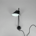 Begagnad svart YUH vägglampa från Louis Poulsen med justerbar skärm för optimalt ljusriktning. Mått: Bredd: 30 cm, Höjd: 62.5 cm. 