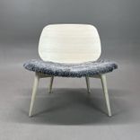 Begagnad fåtölj Papa F276 från Skandiform med stomme av askträ och sits i grått fårskinn. Mått: Bredd 70 cm, Djup 66 cm, Höjd 70 cm, sitthöjd 38 cm. 