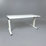 Begagnat höj och sänkbart skrivbord Migration från Steelcase. I vitt. Mått: bredd: 140 cm djup: 80 cm, justerbar höjd: 65 till 125 cm. 