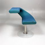 Begagnad fåtölj Innovation C från Blå Station i turkos med stativ i silver. Mått: bredd 70 cm, djup 65 cm, höjd 75 cm, sitthöjd 48 cm. 