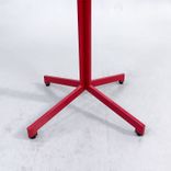 Begagnat runt barbord Madison från Johanson Design i rött. Mått: diameter 70 cm, höjd 110 cm. 