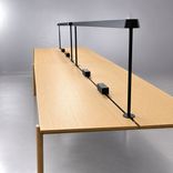 Begagnat konferensbord från Muuto i ek med integrerade LED-armaturer, eluttag och anslutningspunkter. Mått: Bredd 480 cm, Djup 140 cm, Höjd 72 cm. 