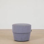 Begagnad sittpuff Konnekt  från Swedese i lila. Mått: höjd 40 cm, diameter 50 cm. 
