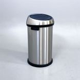 Begagnad papperskorg Touch Bin 60l från Brabantia. Färg svart med yta i borstad aluminium. Mått: Diameter 40 cm, Höjd 70,5 cm. 
