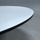 Begagnat soffbord Cooper från Lammhults. Med rund vit skiva och svart kantlist, silverfärgat stativ. Diameter 90 cm, Höjd 45 cm. 