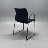 Begagnad konferensstol Ral från Mitab med grå tygklädsel, svart underrede och armstöd. Mått: Bredd 55 cm och sitthöjd 45 cm. 