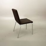 Begagnad stol från Skandiform, modell Afternoon. Helklädd i brunt tyg med rundade avslutningar på sitsen, silverstativ. Mått: bredd 50 cm, djup 54 cm, höjd 81 cm.  