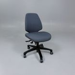 Begagnad kontorsstol Activ 222 från RH. Utan armstöd, klädd i grå färg. Mått: Sitthöjd 44 cm - 58 cm. 