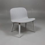 Begagnad fåtölj Visu Lounge från Muuto med ljusgrå klädsel och ben. Mått: Bredd 60 cm, djup 58,5 cm och höjd 70 cm. 