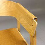 Begagnad Muuto Cover Armchair i ek med ljusbrun klädd sits, armstöd och rundad rygg. Bredd 56,5 cm, djup 46 cm och höjd 76 cm.