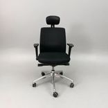 Begagnad kontorsstol från Brizley, modell Relax. Svart med arm och nackstöd. Mått: Sitthöjd justerbar från 39 till 52 cm. 