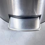 Begagnad papperskorg New Icon 40l från Brabantia med borstad aluminiumyta. Mått: Diameter 37 cm, Höjd 67 cm. 