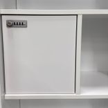 Begagnat towerskåp vänster från Edsbyn i vit färg. Mått: bredd 43 cm, djup 84 cm och höjd 129 cm. 