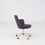 Begagnad stol med hjul Zen från Gärsnäs i mörklila tyg. Mått: Höjd 82 cm och sitthöjd 45 cm.