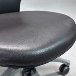 Begagnad kontorsstol Extend från RH i mörkbrunt läder med hög rygg, nackstöd. Utan armstöd. Mått: Sitthöjd 42–53 cm. 