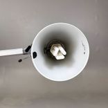 Begagnad skrivbordslampa Lucy från Erco i silverfärg. Mått: Bredd 73 cm, Höjd 67 cm. 