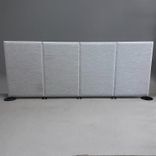 Begagnad golvskärm Ease från Edsbyn i ljusgrått. Mått: Bredd 336 cm, Höjd 130 cm. 