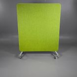 Begagnad glastavla på hjul Mood Fabric Mobile från Lintex, i grön textilstomme och vit glasyta. Mått: 150 cm i bredd och 196 cm hög. 