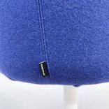 Begagnad fåtölj Cabin från Johanson Design med blå tygklädsel och vitt snurrunderrede. Mått: bredd på 56.5 cm, djup på 60 cm samt höjd på 76 cm. 